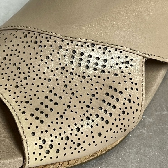 Clarks Collection Womens B Cream Wedges Sandals 10M Ankle Strap Cork Style Heel - Picture 5 of 16